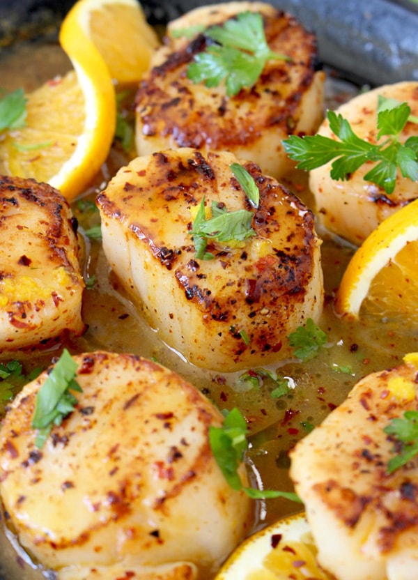 Close up photo of seared scallops.