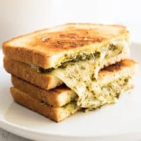 Class up your grilled cheese game with this super easy Pesto Grilled Cheese Sandwich! | Recipes for One | Lunch Recipes |