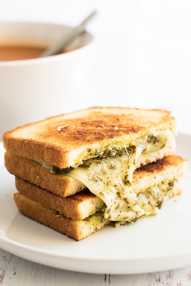 Class up your grilled cheese game with this super easy Pesto Grilled Cheese Sandwich! | Recipes for One | Lunch Recipes |
