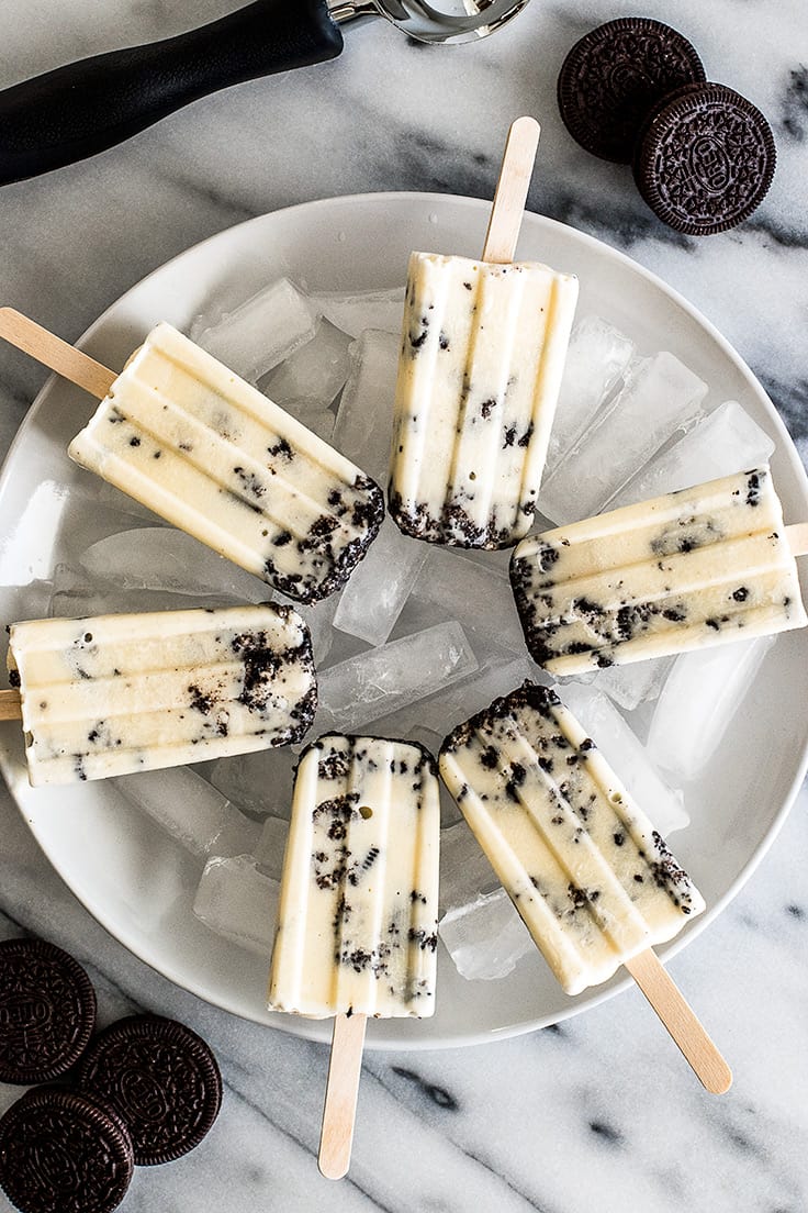 Need an easy summer treat? Try these 2-ingredient Cookies and Cream Popsicles!