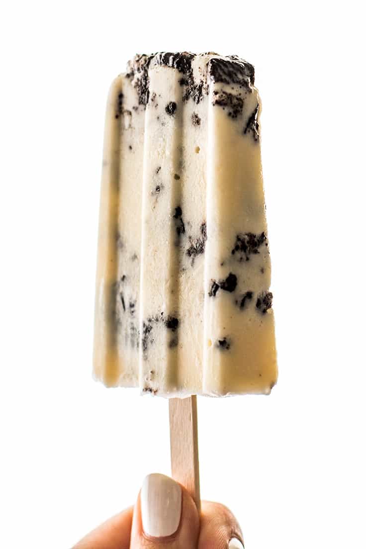 If you like Oreos and ice cream, you'll LOVE these Cookies and Cream Popsicles!