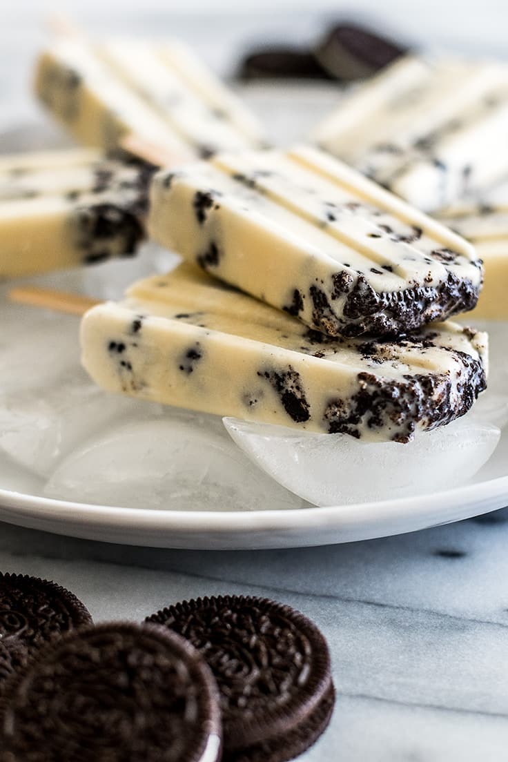 These Cookies and Cream Popsicles are the perfect summer treat, and all you need to make them is two ingredients and a popsicle mold!