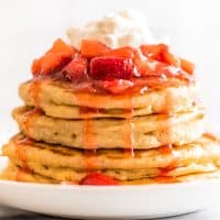This Strawberry Sauce for Pancakes and Waffles is super delicious, super quick, and super easy to make. | Breakfast |