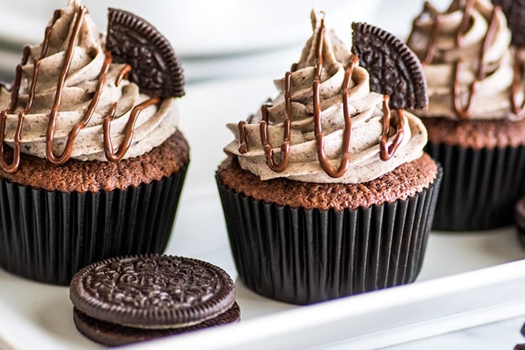 The Oreo frosting on these Small-batch Oreo Cupcakes tastes just like a more decadent version of the creamy center of an Oreo. | #cupcakes | #Oreos | Small-batch Desserts |