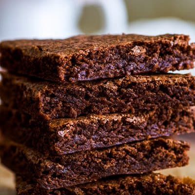 One bowl, 5 minutes prep, and 8 ingredients are all you need to make these super quick, easy, and delicious small-batch brownies with crunchy edges and fudgy centers. | #brownies | #dessertfortwo | #smallbatchdessert |