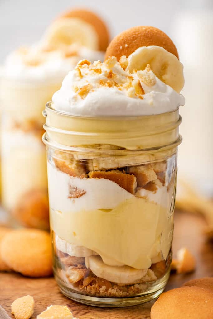 Close photo of banana pudding in a mason jar.