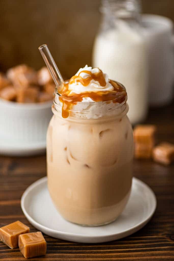 Iced caramel latte in a mason jar.